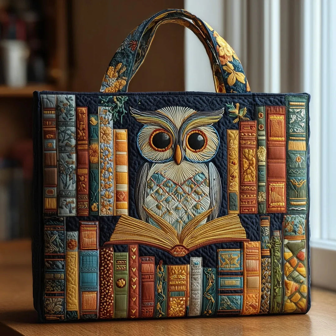 Handgemachte Eulen-Tasche zwischen antiken Büchern – Bild 1