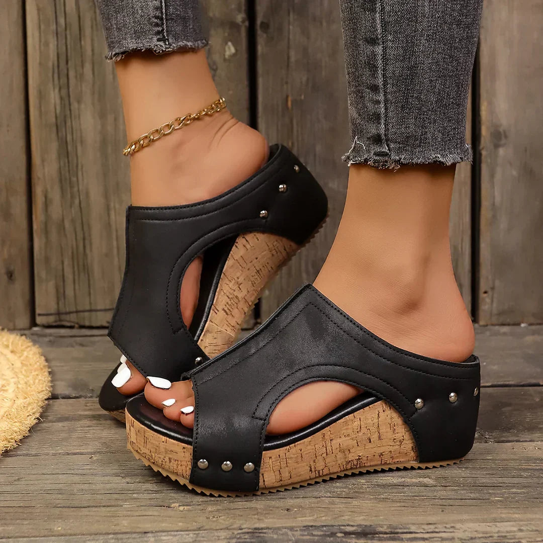 Lumi – Keilschuhe mit Nieten und weichem Fußbett – Bild 1