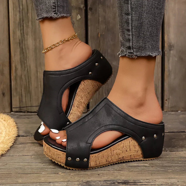 Lumi – Keilschuhe mit Nieten und weichem Fußbett – Bild 1