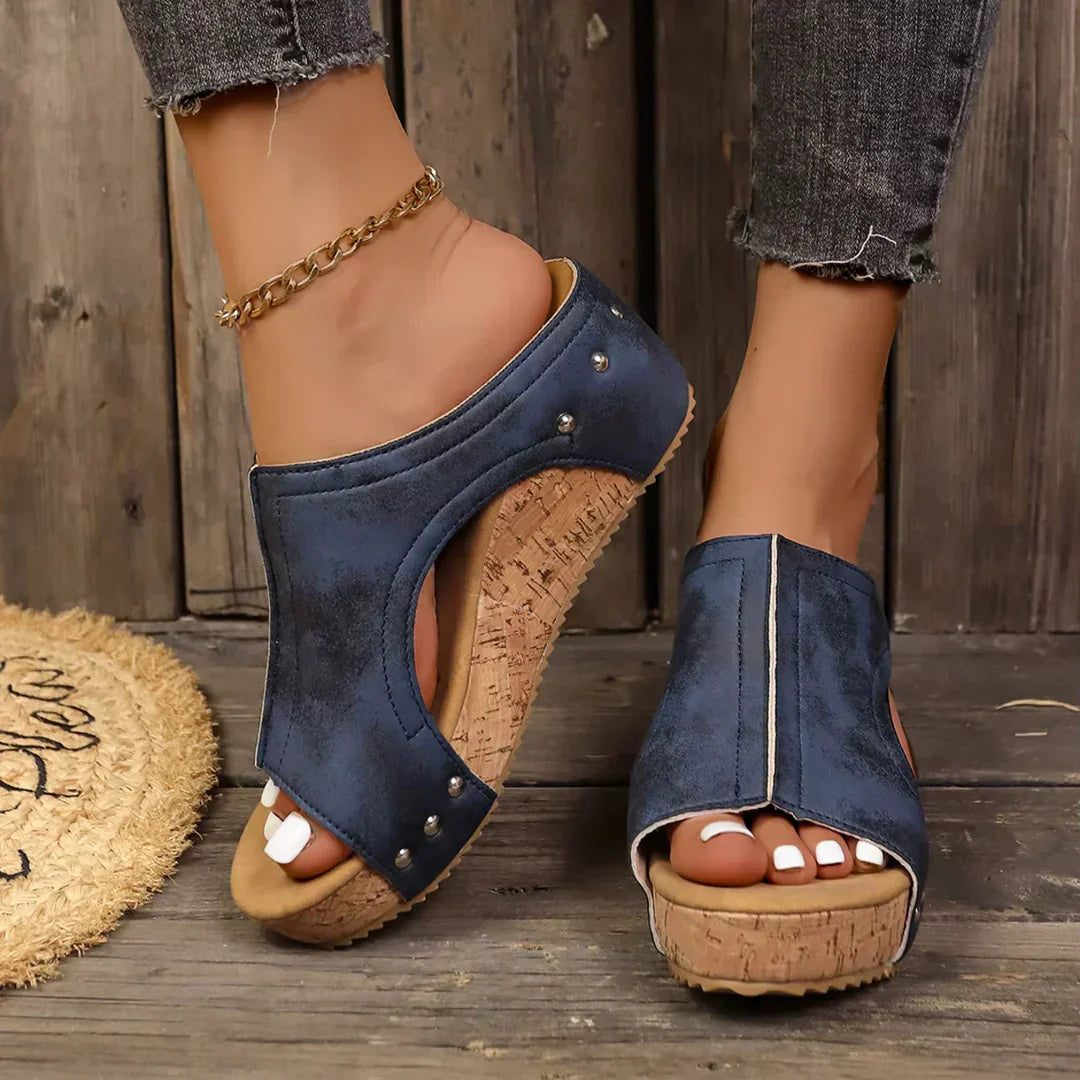 Lumi – Keilschuhe mit Nieten und weichem Fußbett – Bild 3