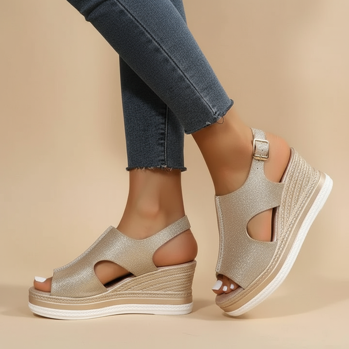 Maeve – Entspannte Keilsandalen in Metallic-Optik – Bild 2
