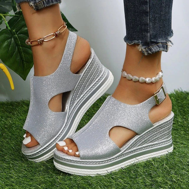Maeve – Entspannte Keilsandalen in Metallic-Optik – Bild 3
