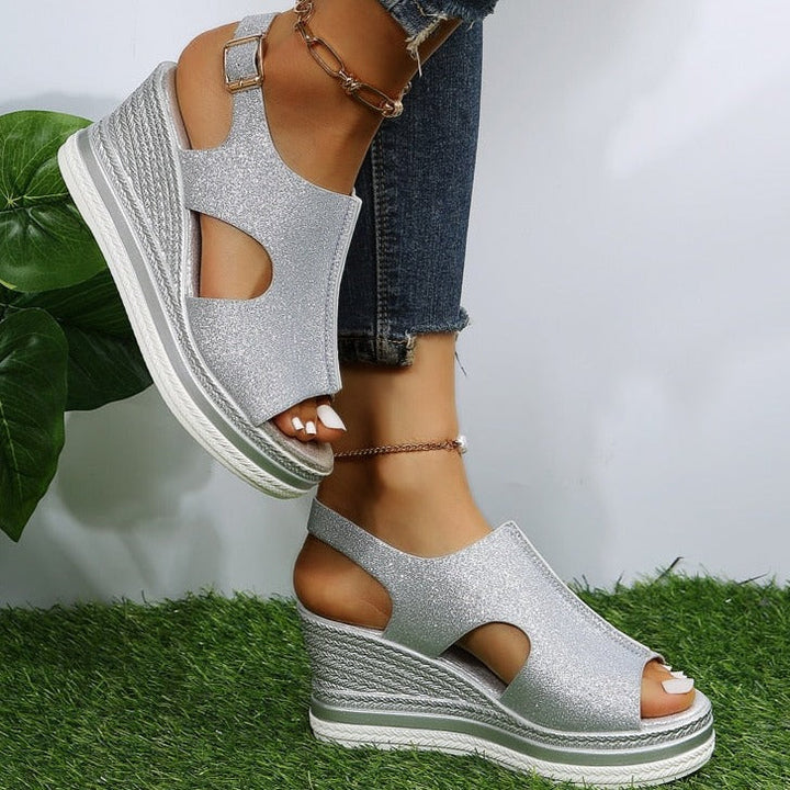 Maeve – Entspannte Keilsandalen in Metallic-Optik – Bild 5