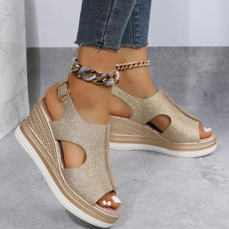 Maeve – Entspannte Keilsandalen in Metallic-Optik – Bild 7