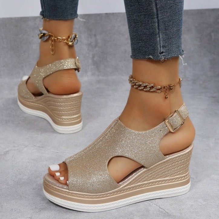 Maeve – Entspannte Keilsandalen in Metallic-Optik – Bild 8