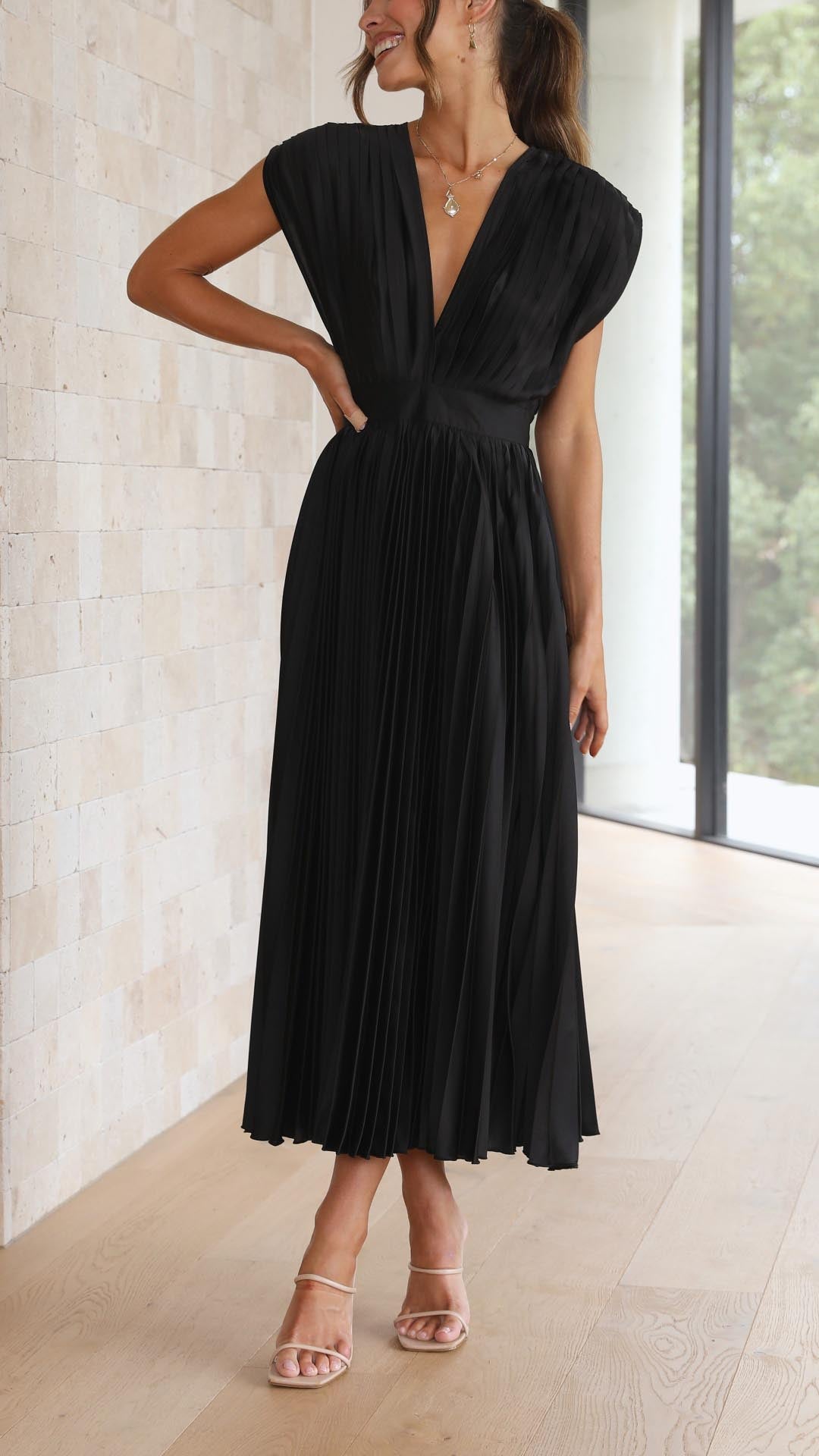 Sina – Elegantes Plisseekleid – Bild 12